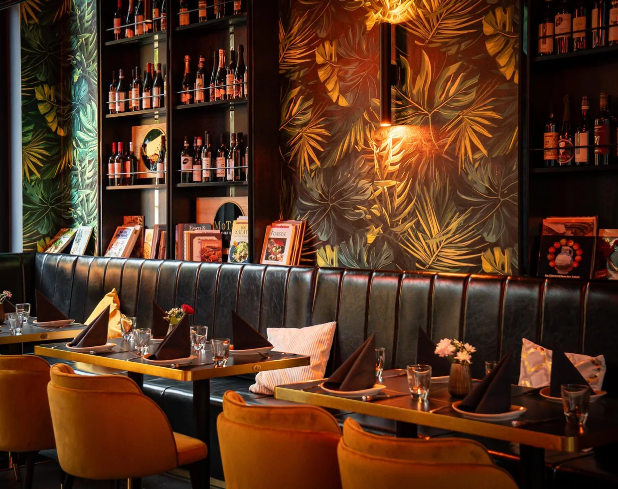 Restaurant Atmosphäre mit gedeckten Tischen